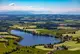 Blauer Weiher in grüner Landschaft.