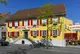 Gelbes Gebäude mit roten Fensterläden und einer Treppe davor. Auf der Fassade in großen Buchstaben: Bierkrug-Museum.
